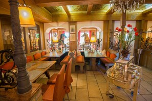 2 restaurants, breakfast, lunch, dinner served; international cuisine - Ringhotel Alpenhof (Augsburg)