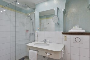 Traditionelt dobbeltværelse - 1 kingsize-seng - ikke-ryger | Badeværelse | Gratis toiletartikler, hårtørrer, håndklæder, Sæbe