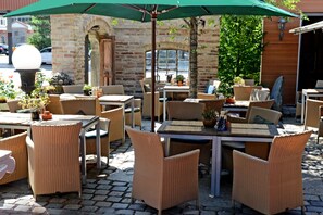2 restaurants, breakfast, lunch, dinner served; international cuisine - Ringhotel Alpenhof (Augsburg)