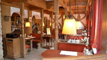 2 restaurantes, se sirven desayunos, comidas y cocina internacional