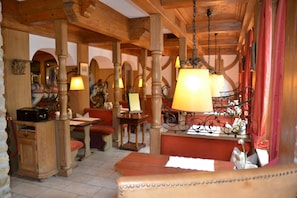 2 restaurants, spécialités Cuisine internationale
