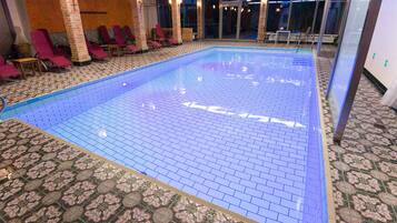 Piscine couverte, chaises longues