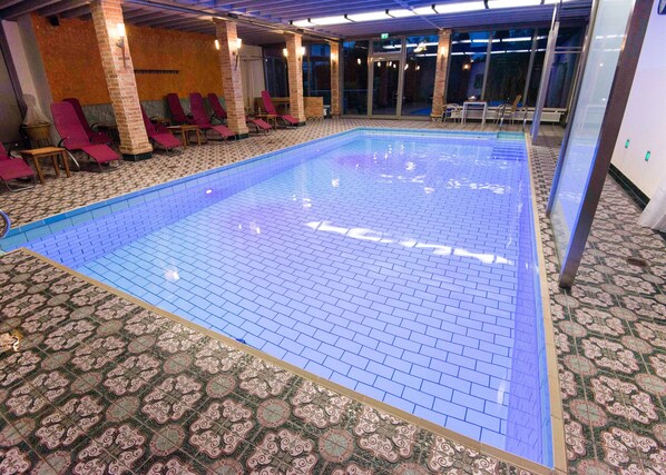 Piscine couverte, chaises longues