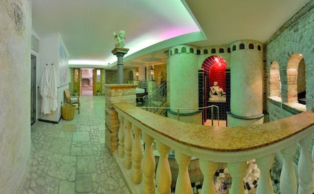 Sauna, steam room, body treatments, body wraps, body scrubs, facials. Ringhotel Alpenhof