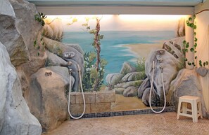 Salas de tratamiento para parejas, sauna y tina de hidromasaje 