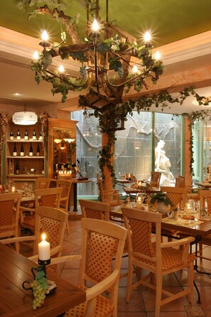 Breakfast, lunch served; international cuisine, al fresco dining - Ringhotel Giffels Goldener Anker (Bad Neuenahr-Ahrweiler)