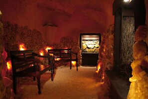 Salas de tratamiento para parejas, sauna y tina de hidromasaje 