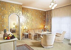 Quarto casal standard | Sala de estar | TV de tela plana