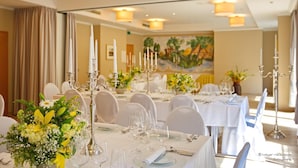 A formal dining room with white tables, chairs, and candle holders. - Bed & Breakfast zum alten Ratskeller (Vetschau/Spreewald)
