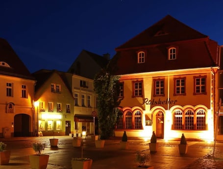 Fachada de la propiedad por la tarde o noche