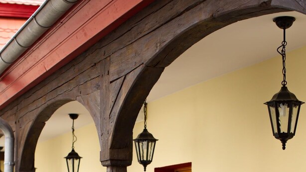 A wooden structure with arches and hanging lanterns. - Bed & Breakfast zum alten Ratskeller (Vetschau/Spreewald)