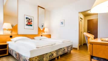 Standard-Doppelzimmer | Allergikerbettwaren, Schreibtisch, laptopgeeigneter Arbeitsplatz