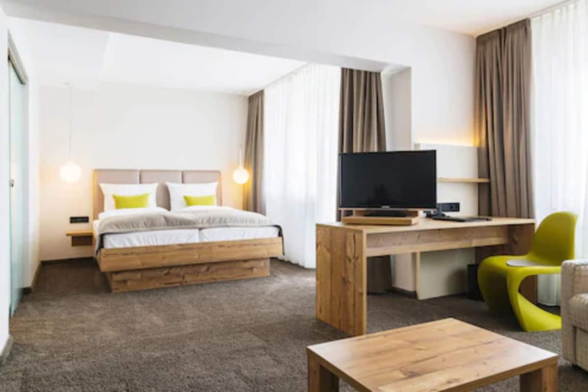 Deluxe Double Room | In-room safe, desk, soundproofing, free WiFi