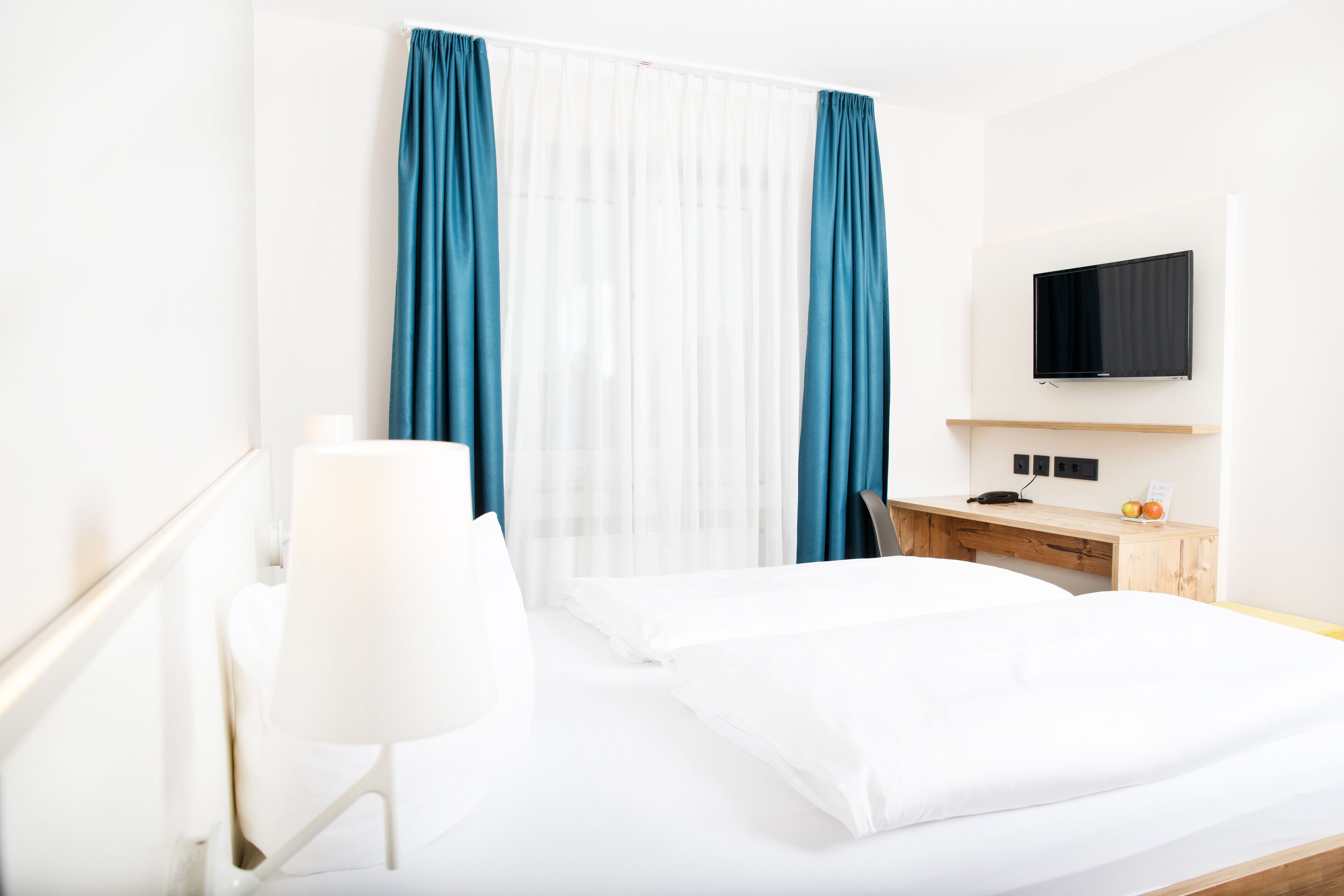 double room (smart) | in-room safe, desk, soundproofing, free wifi