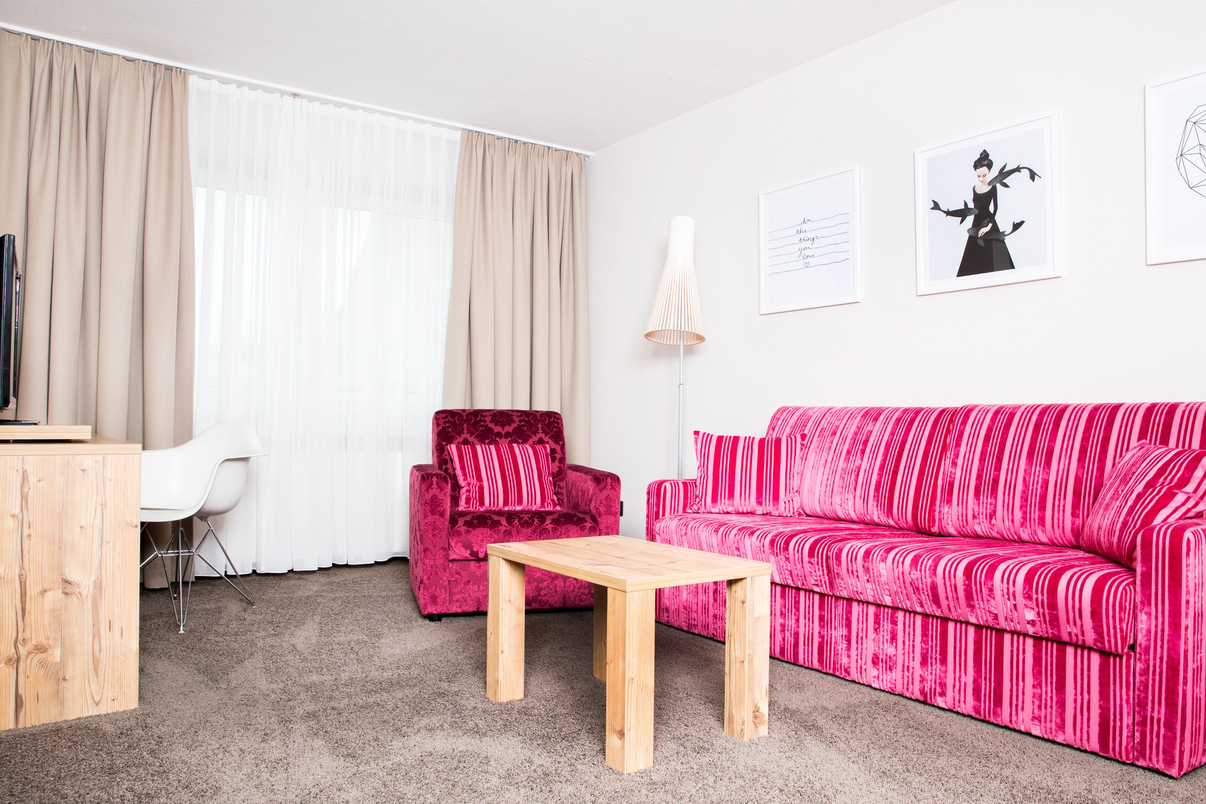 deluxe double room | living area | tv