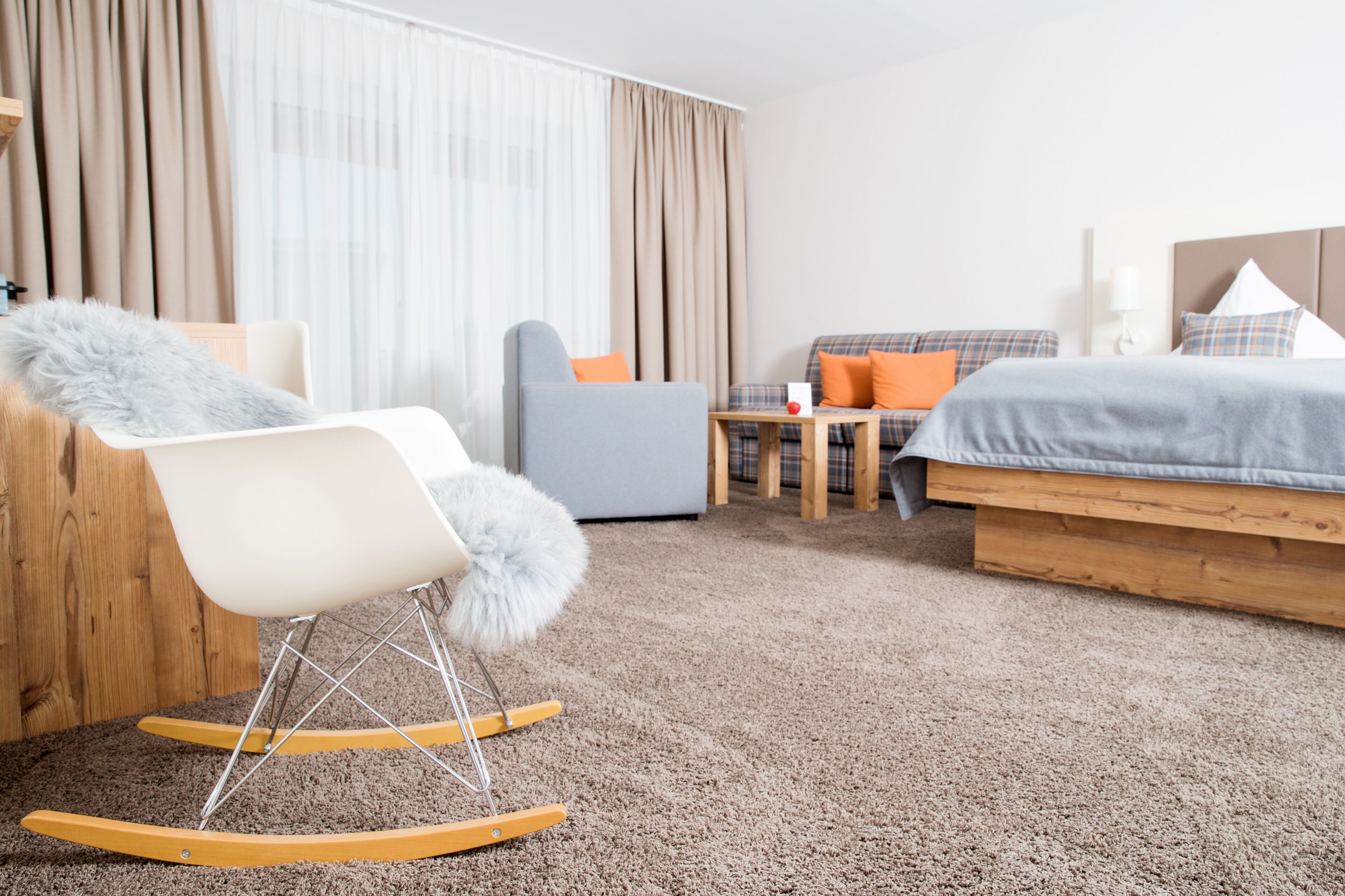 deluxe double room | living area | tv