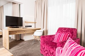 Deluxe Double Room | Living area | TV - Hotel Rad (Tettnang)