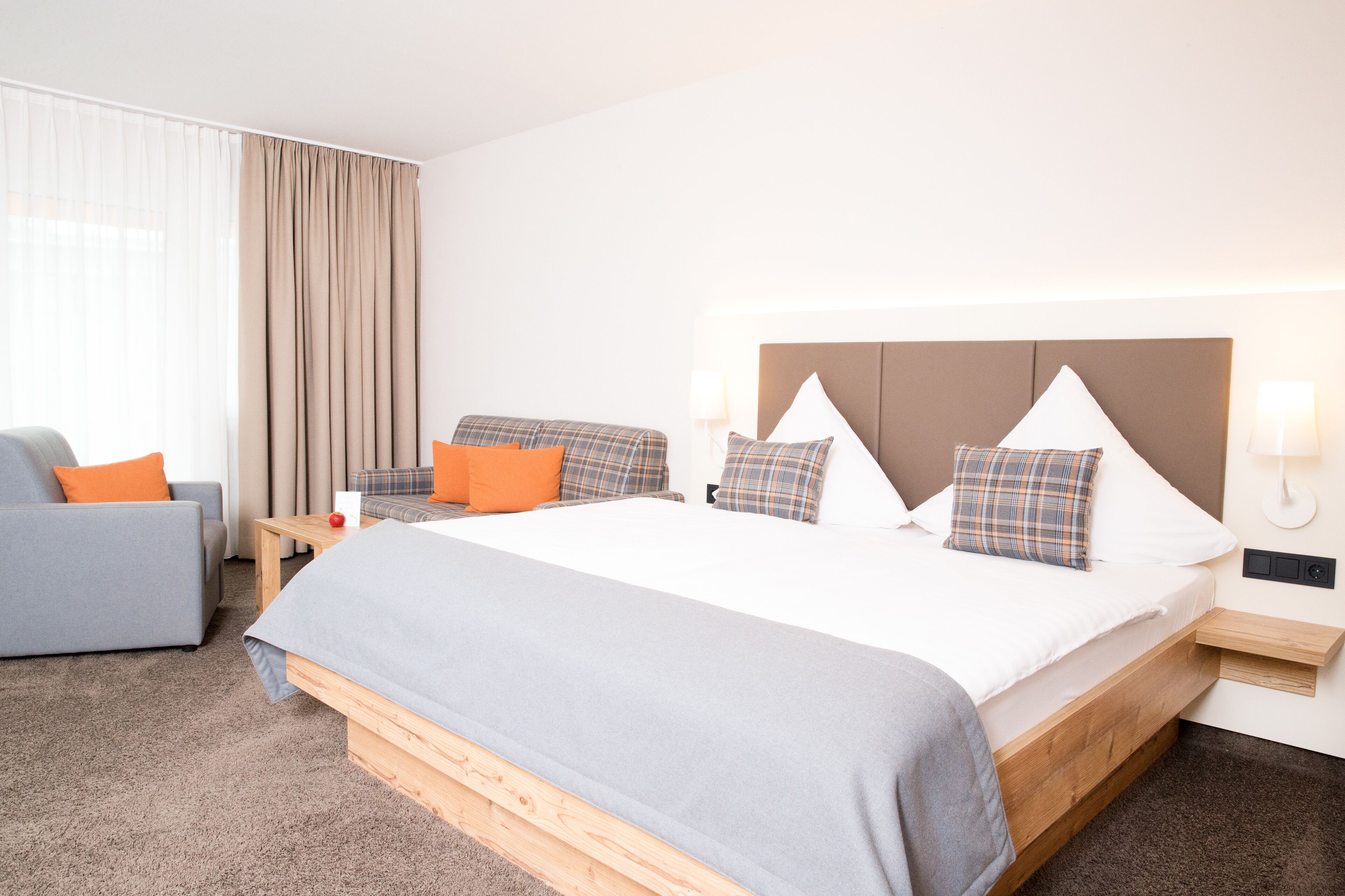 deluxe double room | in-room safe, desk, soundproofing, free wifi