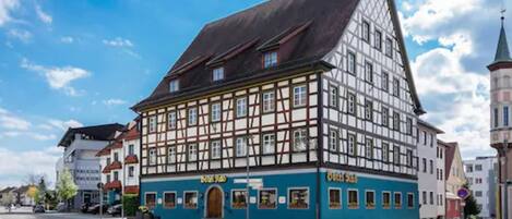 A traditional half-timbered building with a sign for 'Hotel Siedorn'.