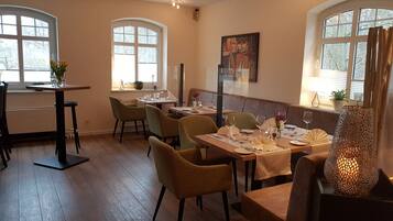 朝食、ランチ、ディナーに営業 (郷土料理、屋外席)