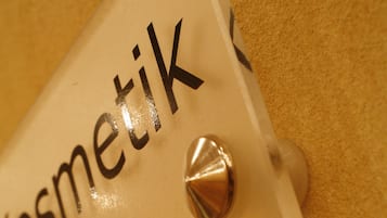 Ein Schild mit dem Text 'Kosmetik' und 'SilvaSPA Beauty & Wellness'.