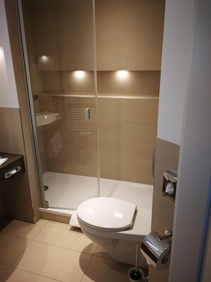 Shower, hair dryer, bathrobes, towels - Ringhotel Villa Margarete (Waren (Müritz))