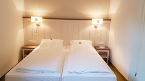Minibar, coffres-forts dans les chambres, bureau