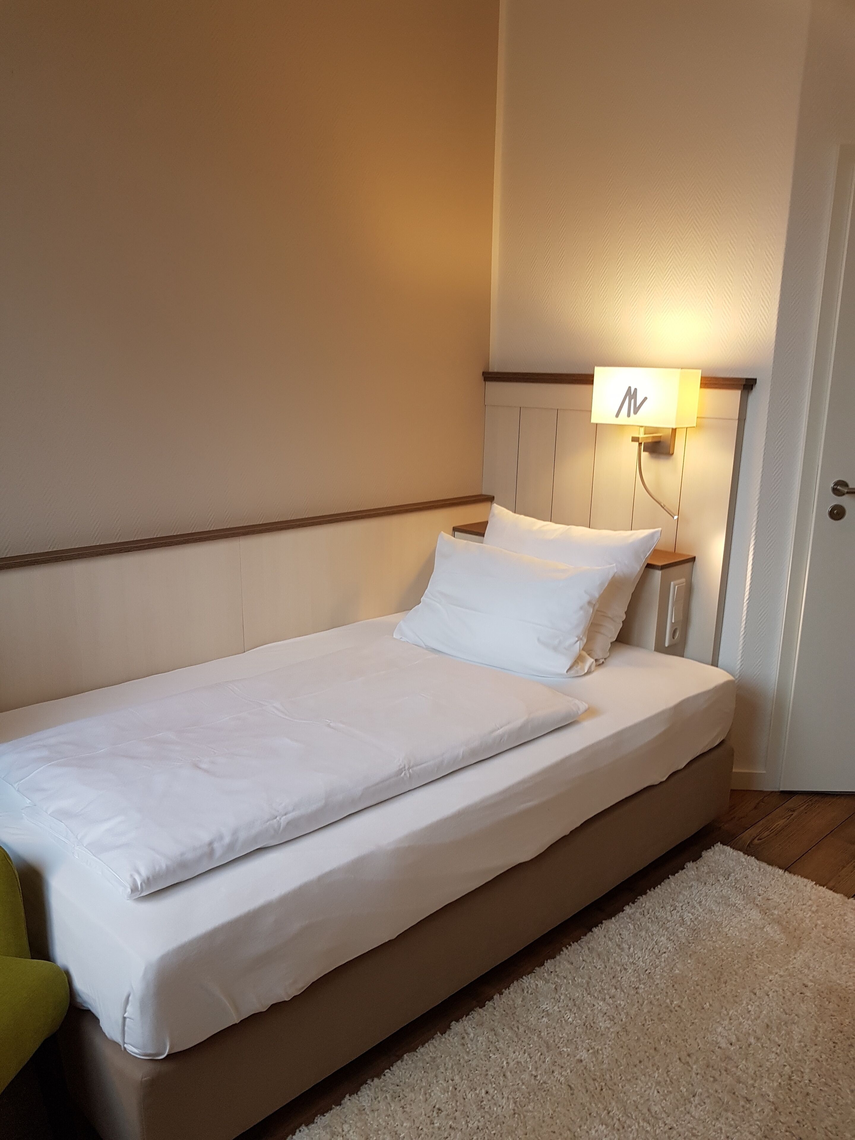 standard single room | minibar, in-room safe, desk, cots/infant beds