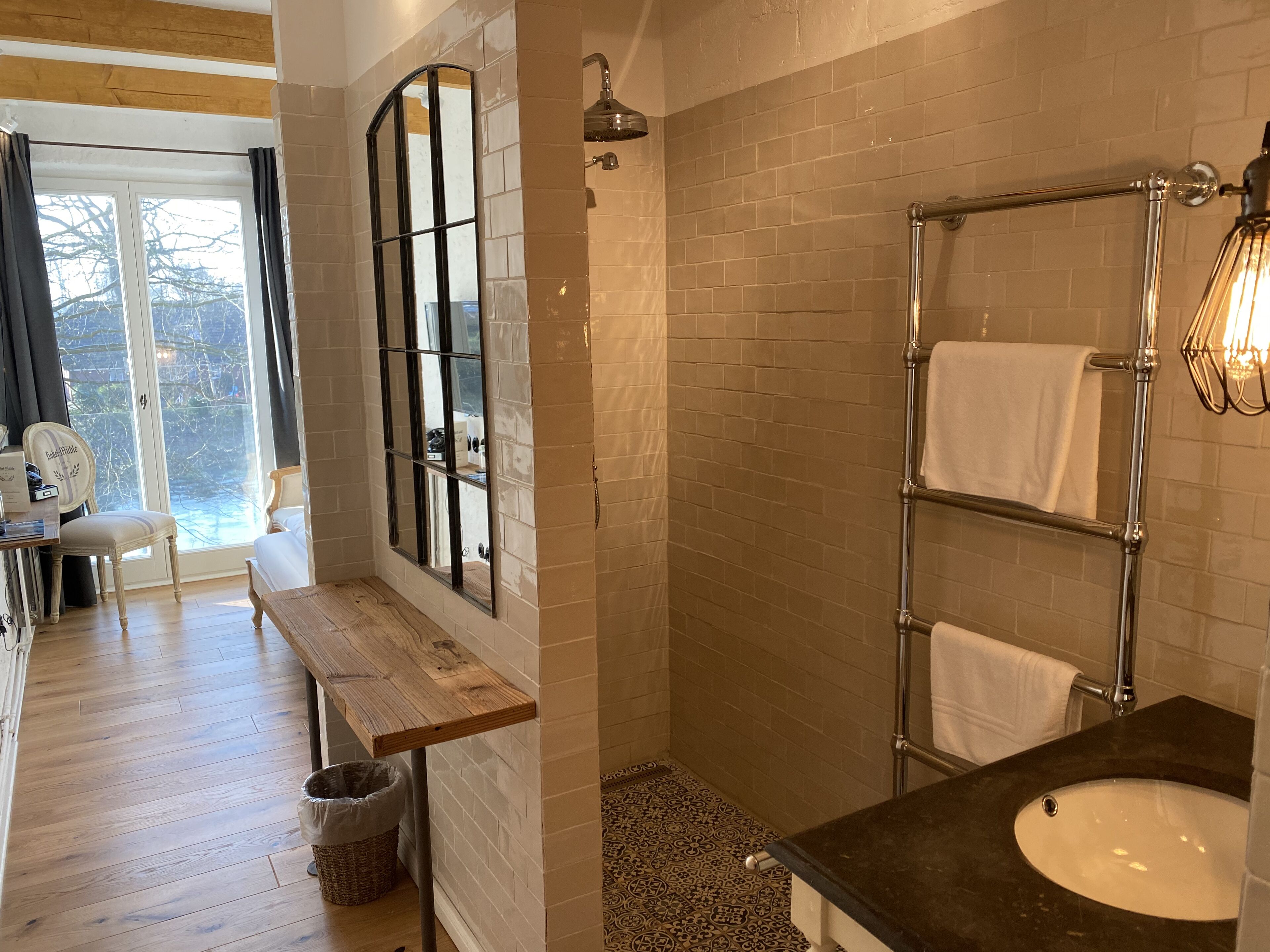 Un baño con ducha, lavamanos y espejo.