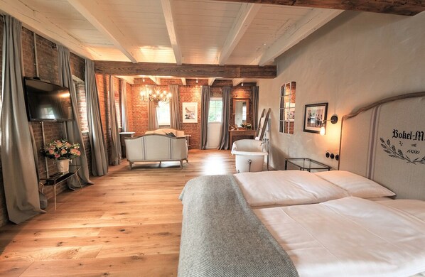Suite, Lake View