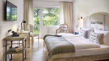 Habitación estándar, balcón | 1 dormitorio, ropa de cama de alta calidad, edredones de plumas