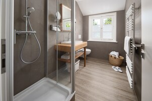 Comfort-Doppelzimmer | Badezimmer | Haartrockner, Bademäntel, Hausschuhe, Handtücher