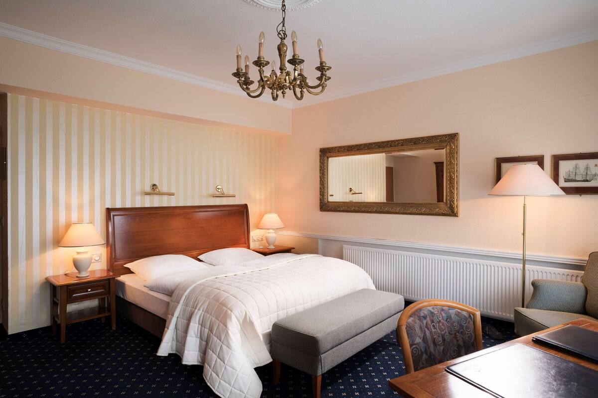 Luxe beddengoed, een bureau, gratis wifi, beddengoed