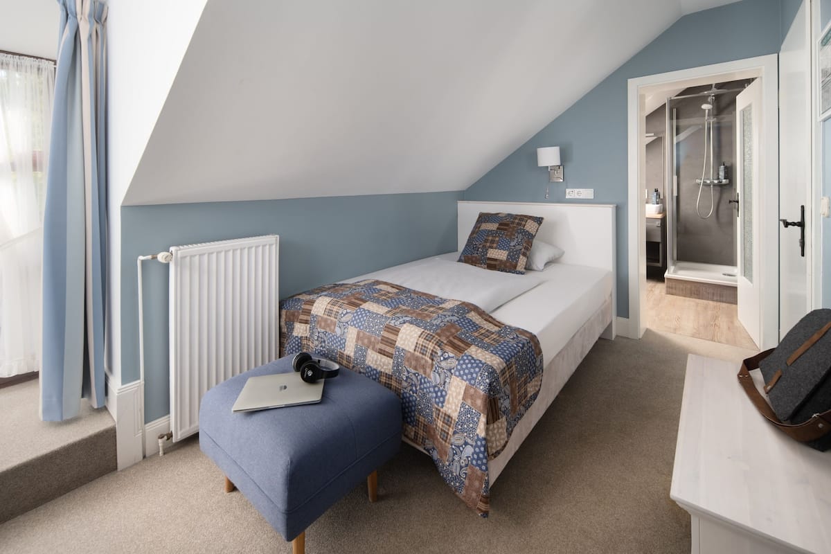 Ropa de cama de alta calidad, escritorio, wifi gratis y ropa de cama