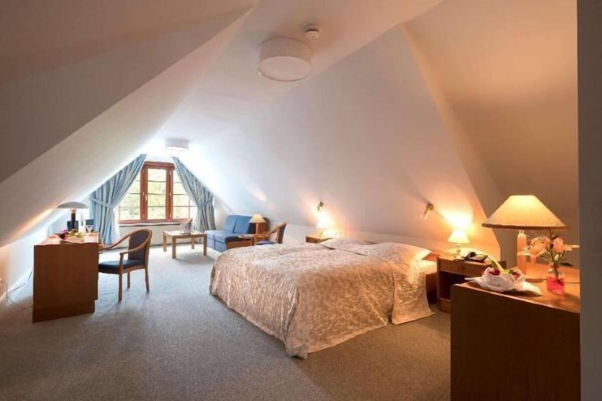 Premium bedding, desk, free WiFi, bed sheets