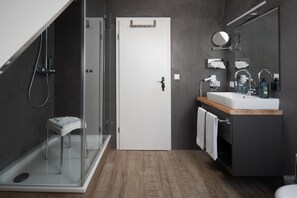 Loft Dachzimmer | Bathroom | Hair dryer, bathrobes, slippers, towels