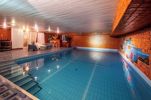 Una piscina cubierta