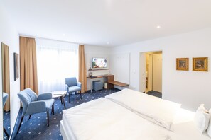 1 Schlafzimmer, Zimmersafe, Schreibtisch, laptopgeeigneter Arbeitsplatz