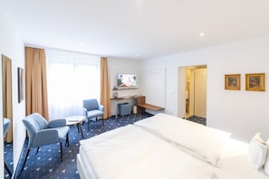 1 Schlafzimmer, Zimmersafe, Schreibtisch, laptopgeeigneter Arbeitsplatz