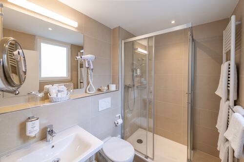 Douche, articles de toilette (gratuits), séchoir à cheveux, peignoirs
