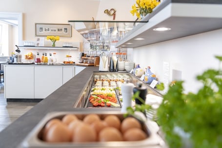 Tägliches Frühstücksbuffet gegen Gebühr. Hotel Adler Post