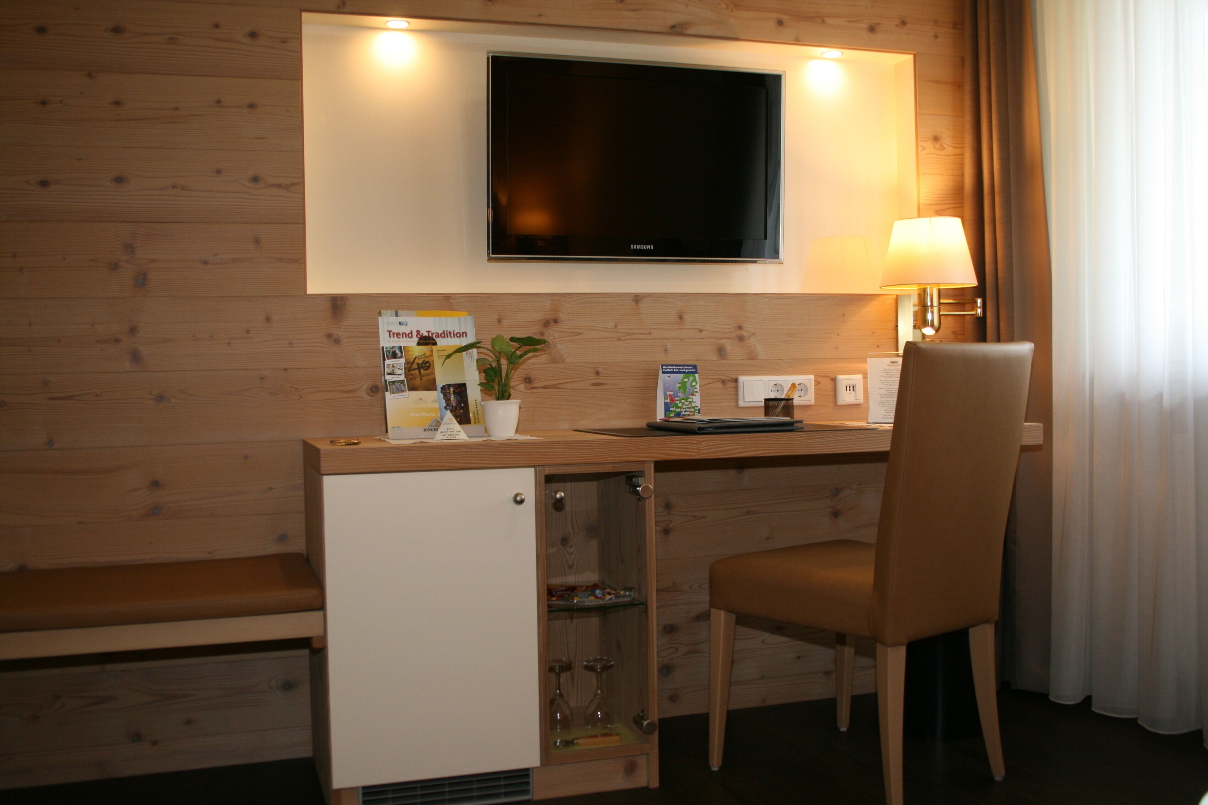 business single room | living area | flat-screen tv