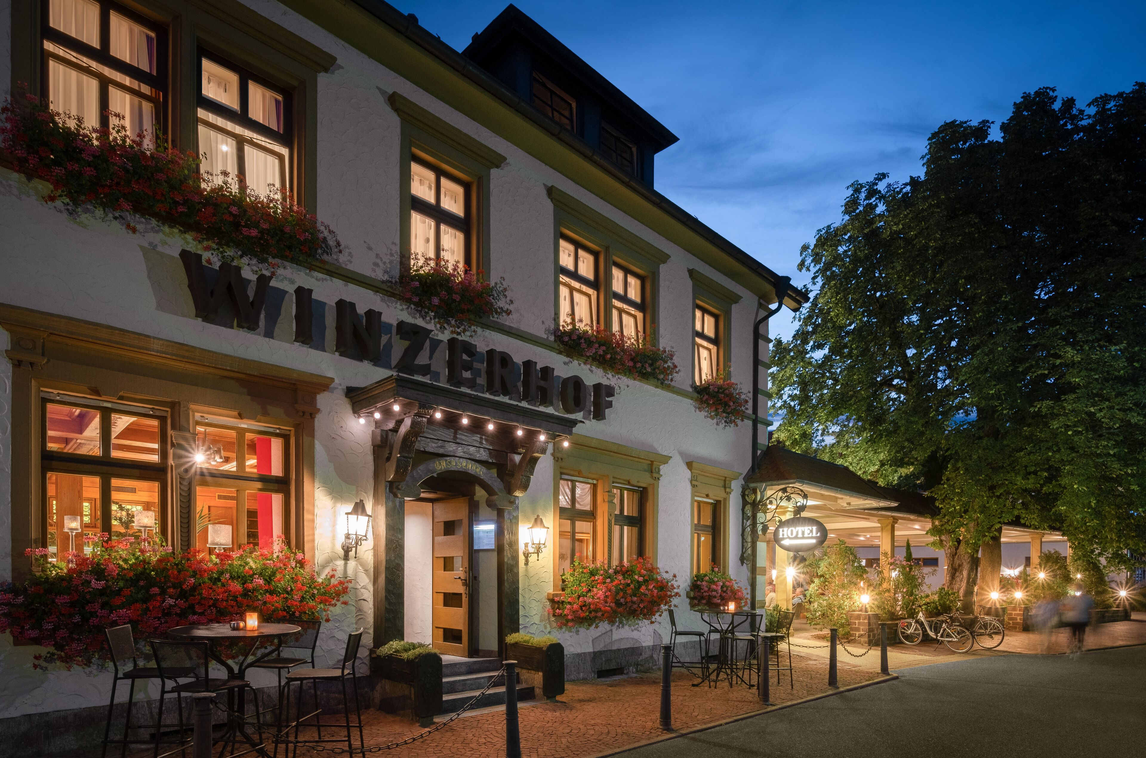 Mặt tiền nơi lưu trú - ban đêm