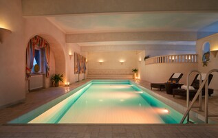 Indoor pool, sun loungers