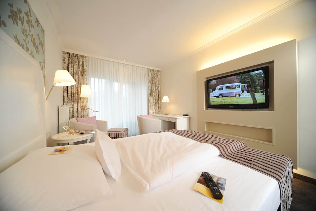 Luxe beddengoed, een minibar, individueel gemeubileerd, een bureau
