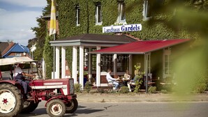 A building with a sign reading "Landhaus Gardsels" and a red-roofed structure in front. - Ringhotel Landhaus Gardels (Sankt Michaelisdonn)