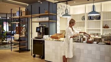 อาหารเช้าแบบบุฟเฟ่ต์ทุกวัน (EUR 17 ต่อคน)