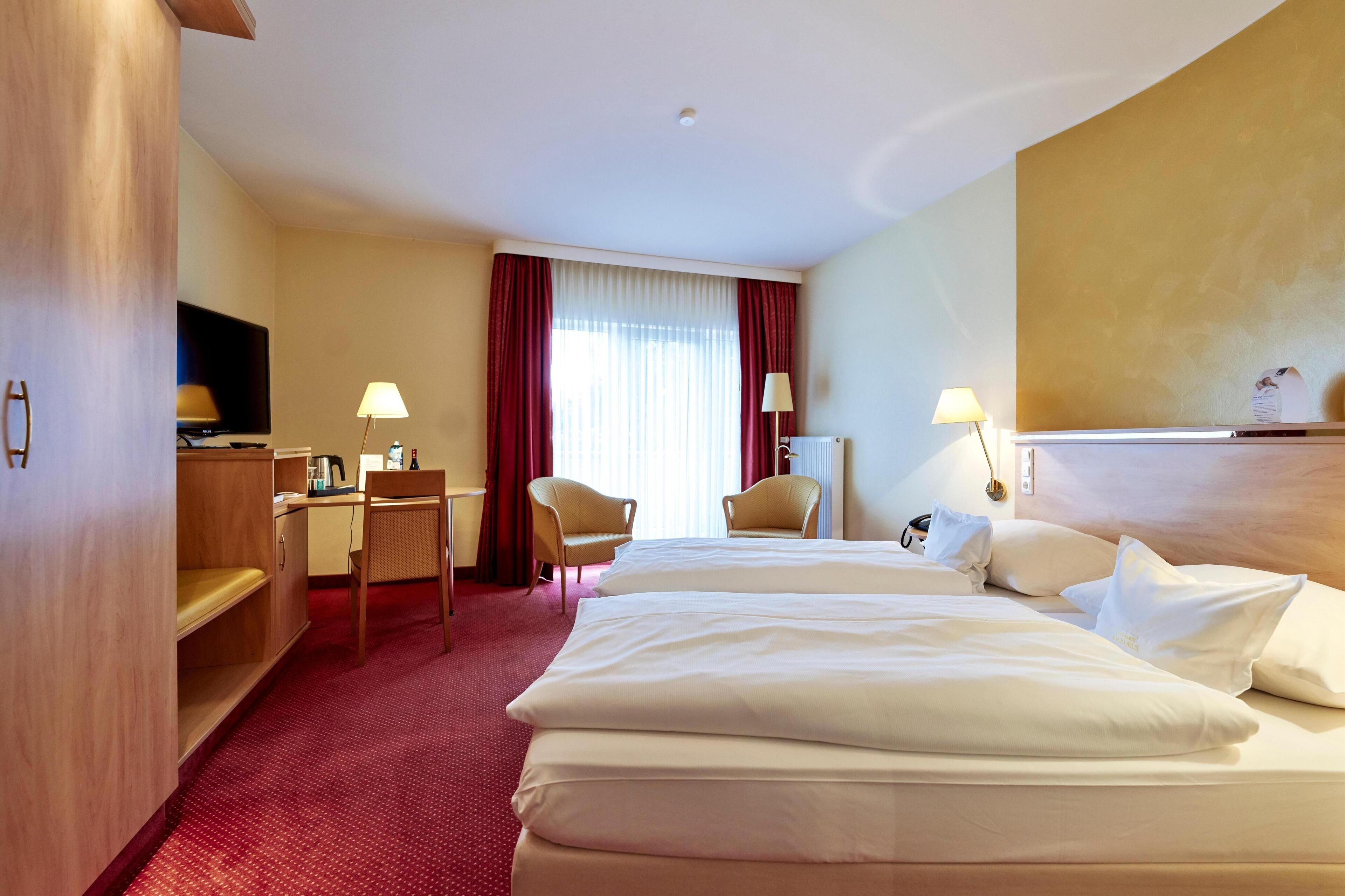 Ropa de cama de alta calidad, minibar, mobiliario individual