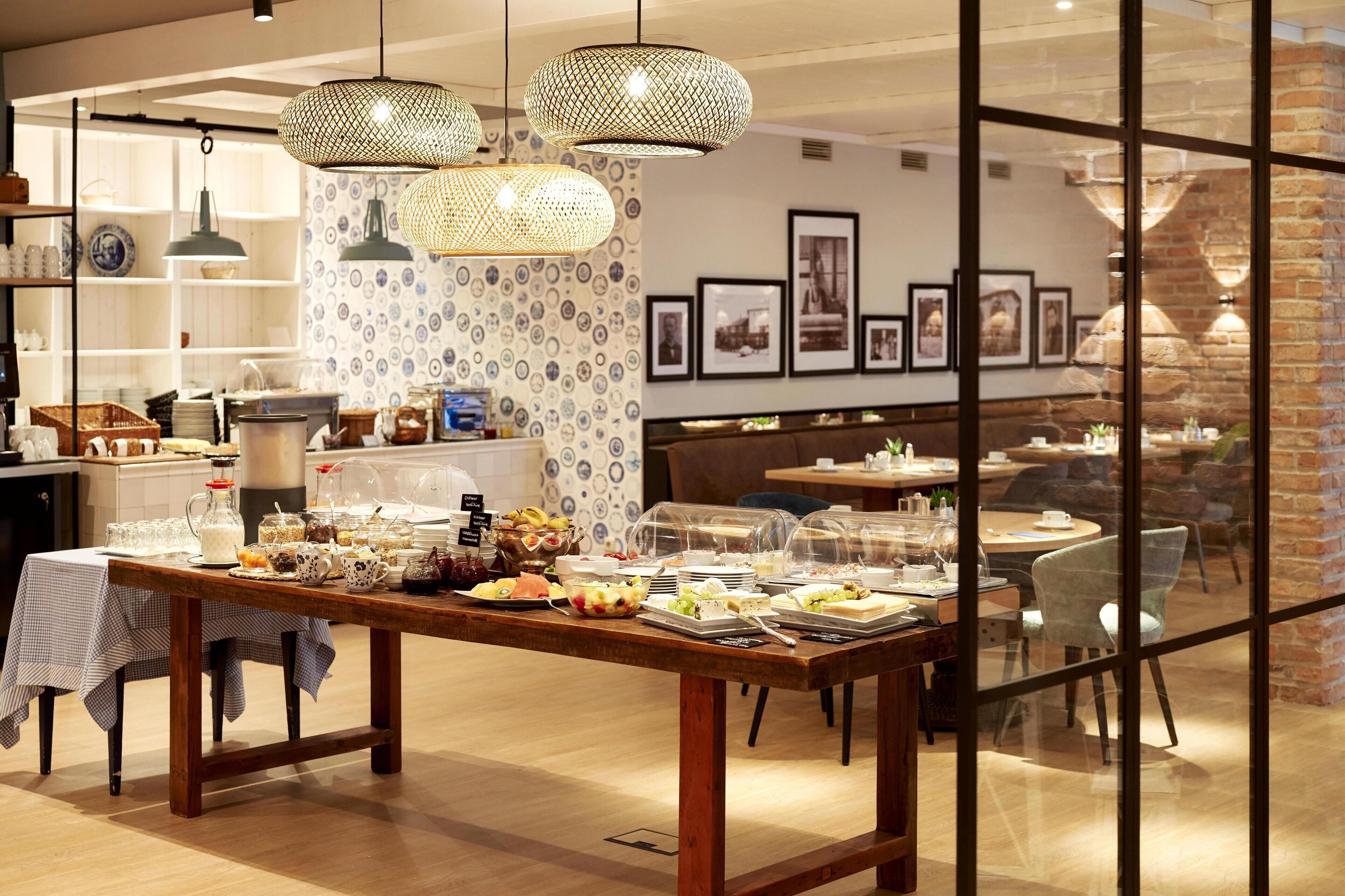 Se ofrece un desayuno bufé todos los días (17 EUR por persona)