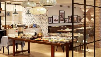 Se ofrece un desayuno bufé todos los días (17 EUR por persona)